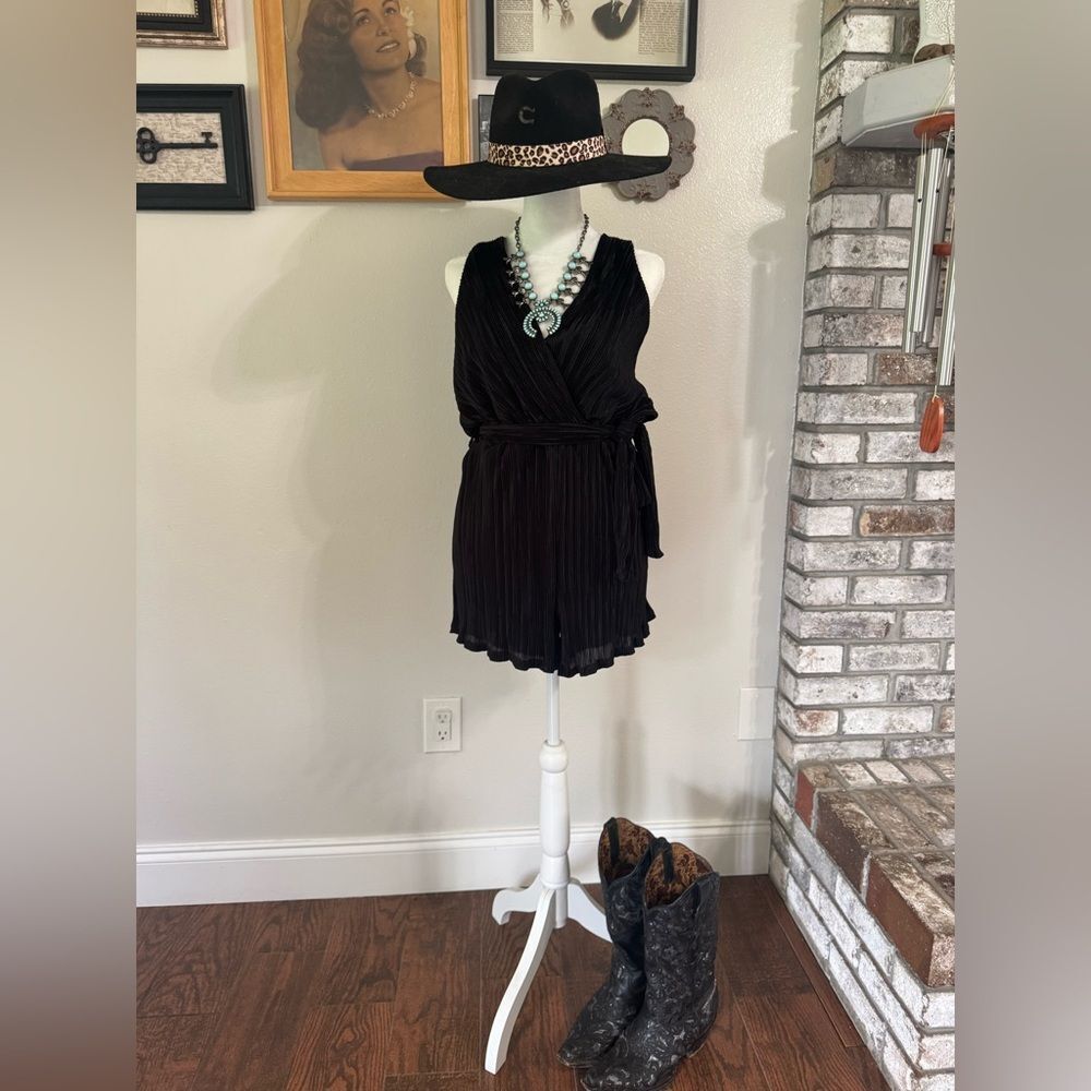 Black Sleeveless Romper - Picture 2 of 6